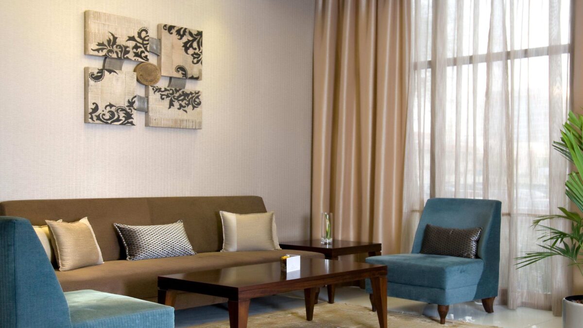 Hotellounge mit bequemen Sesseln und Sofas
