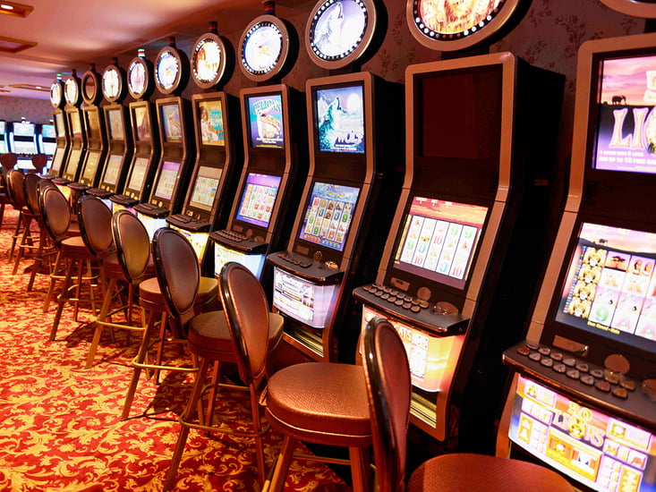 Casino mit blick auf eine Reihe von Spielautomaten