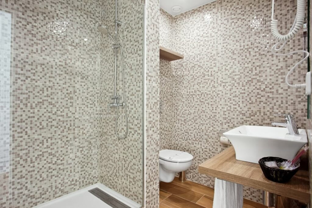 Schönes renoviertes Badezimmer mit Dusche, WC und Lavabos.